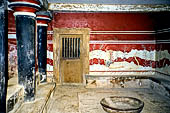 Creta - Palazzo di Cnosso, la sala del trono decorata da grifoni e il bacino lustrale per le abluzioni. 